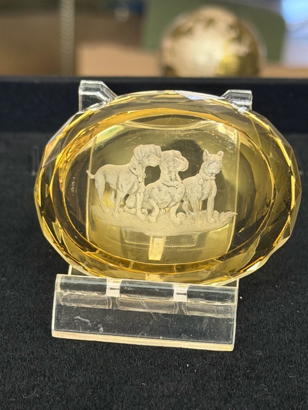 Vintage 1920-40s Bohemian Amber Glass Intaglio Salt Cellar Trio of Dogs - Picture 7 of 10